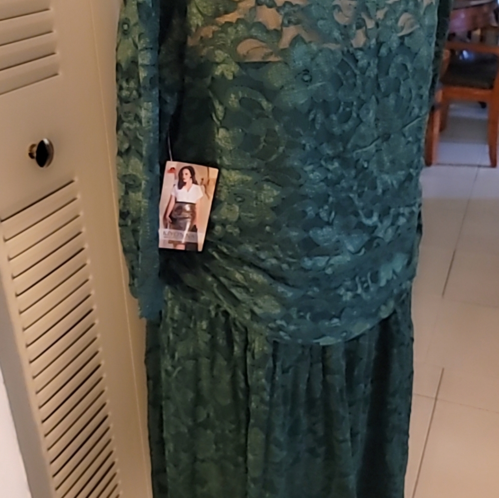 Beautiful green dress by Kionna - Picture 5 of 7